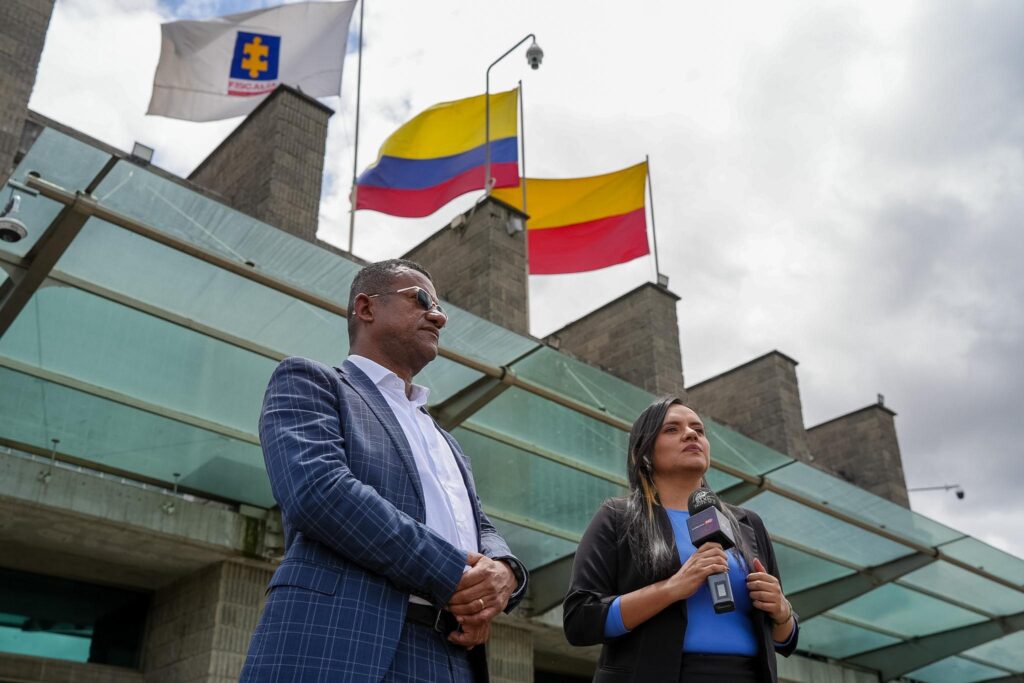El Gobernador de Nariño, Luis Alfonso Escobar Jaramillo, junto a una periodista frente a la Fiscalía General de la Nación.