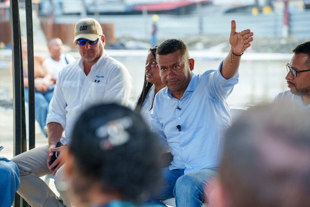 El Gobernador de Nariño, Luis Alfonso Escobar Jaramillo, gesticula durante un diálogo comunitario en Tumaco sobre la construcción de paz y seguimiento a obras estratégicas.