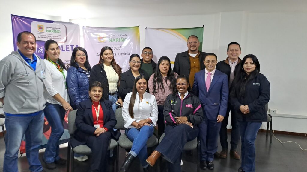La subsecretaria de Gestión Pública, Erika Guzmán, junto a un grupo de operadores de justicia y representantes institucionales de las subregiones de Obando y Abades durante el encuentro de acceso a la justicia en Ipiales.