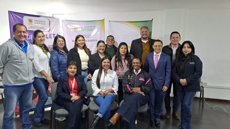 La subsecretaria de Gestión Pública, Erika Guzmán, junto a un grupo de operadores de justicia y representantes institucionales de las subregiones de Obando y Abades durante el encuentro de acceso a la justicia en Ipiales.