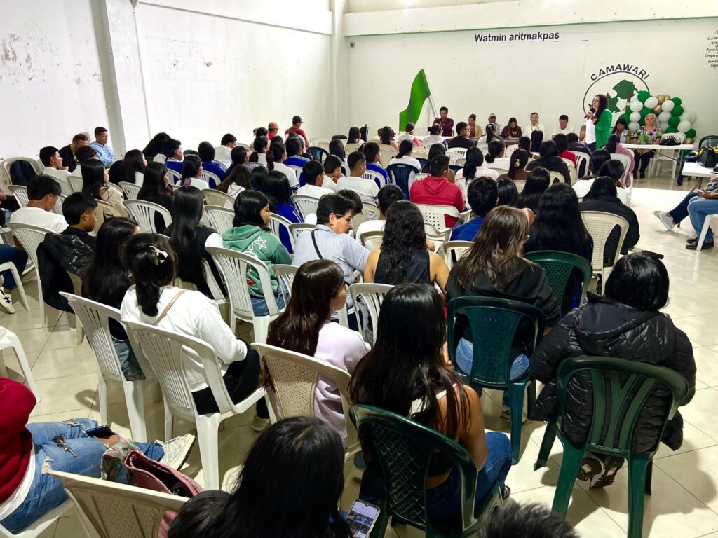 El Gobernador de Nariño, Luis Alfonso Escobar, junto a otros funcionarios, levantan carteles anunciando "La educación superior gratuita llegará a municipios de Nariño en 2026" en el lanzamiento de la estrategia.