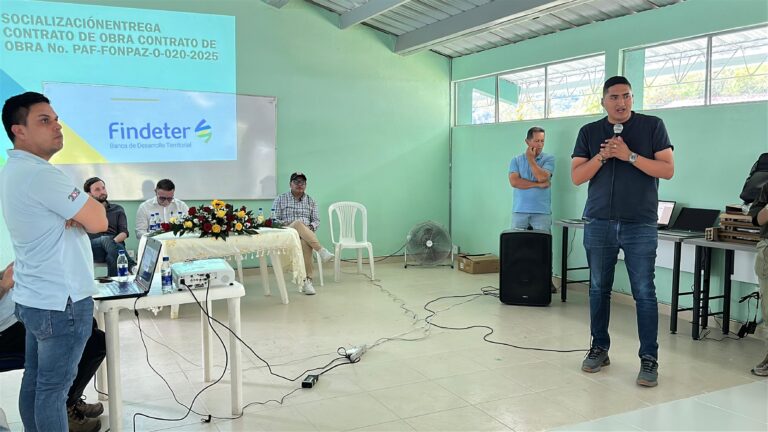 El Secretario de Paz y Convivencia Ciudadana de Nariño, Alex Javier González, interviene durante la jornada de socialización y entrega de obras de infraestructura educativa en Samaniego, con la presencia de delegados de Findeter y el Gobierno Nacional.