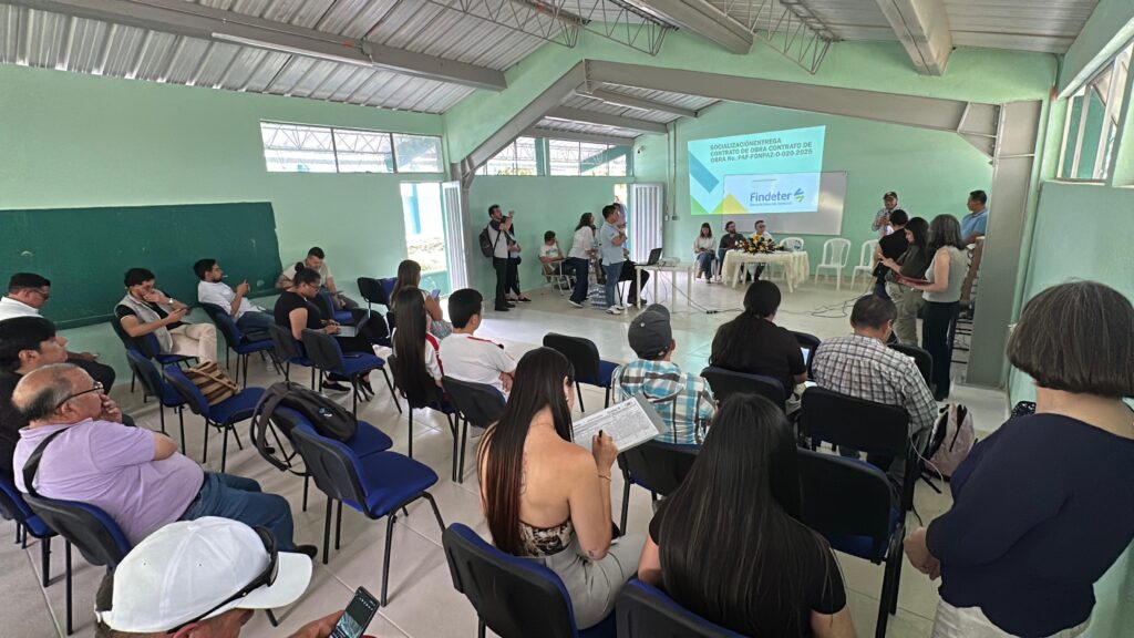 Auditorio de la Institución Educativa Simón Bolívar en Samaniego durante la jornada de socialización de obras de infraestructura educativa ante la comunidad y autoridades locales.  