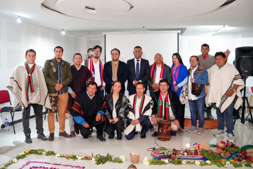 Fotografía grupal de autoridades indígenas de los pueblos Pastos y Quillasingas junto al Gobernador de Nariño, Luis Alfonso Escobar, y el Viceministro de Educación Superior, Ricardo Moreno, celebrando la creación de UNIPUEBLOS.