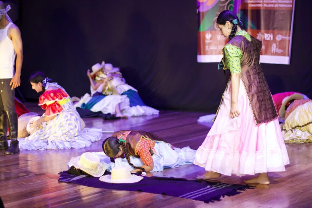 Gala de danza folclórica en escenario cerrado durante el XVIII Festival en Homenaje al Día Internacional de la Danza en Nariño.