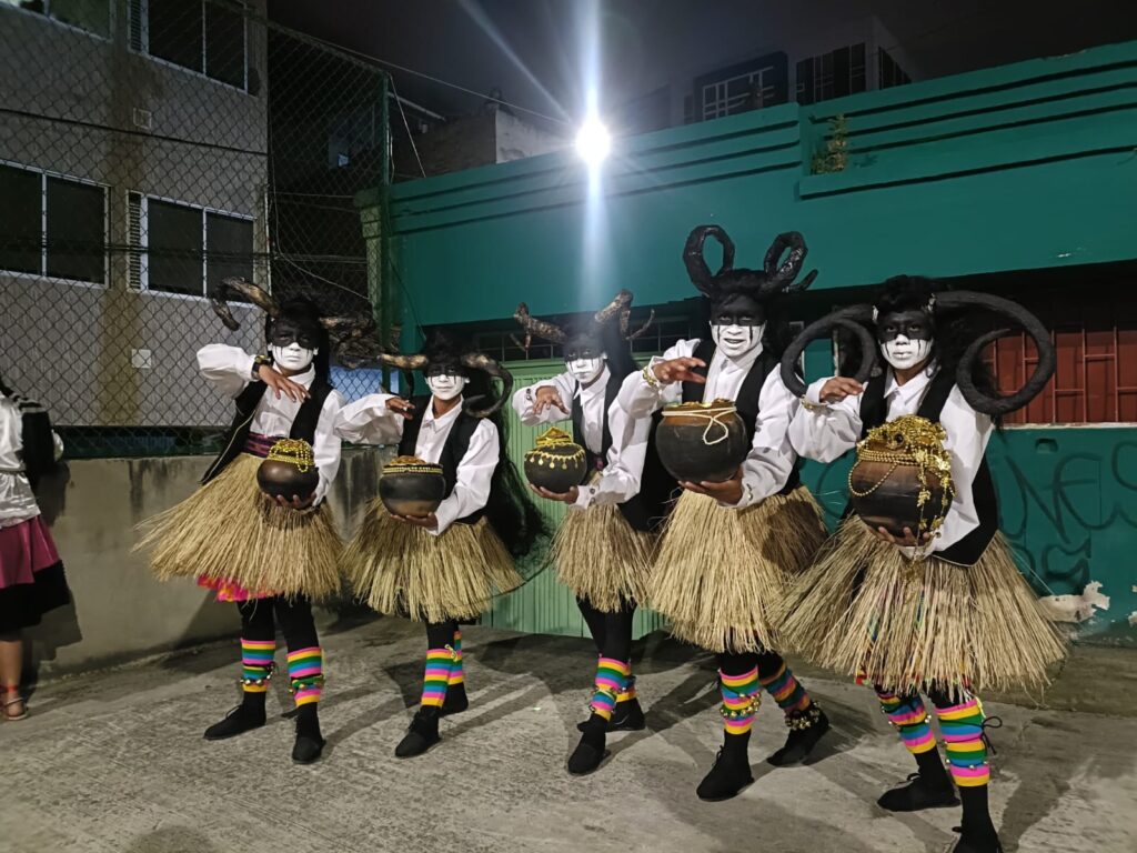 Agrupación de danza folclórica nariñense realizando una muestra pedagógica en un espacio comunitario durante el XVIII Festival del Día Internacional de la Danza.  