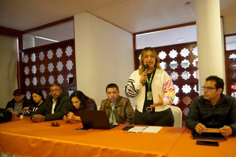 La secretaria de Agricultura de Nariño, Prinith Jurado, interviene en la mesa de concertación con el gremio ganadero.