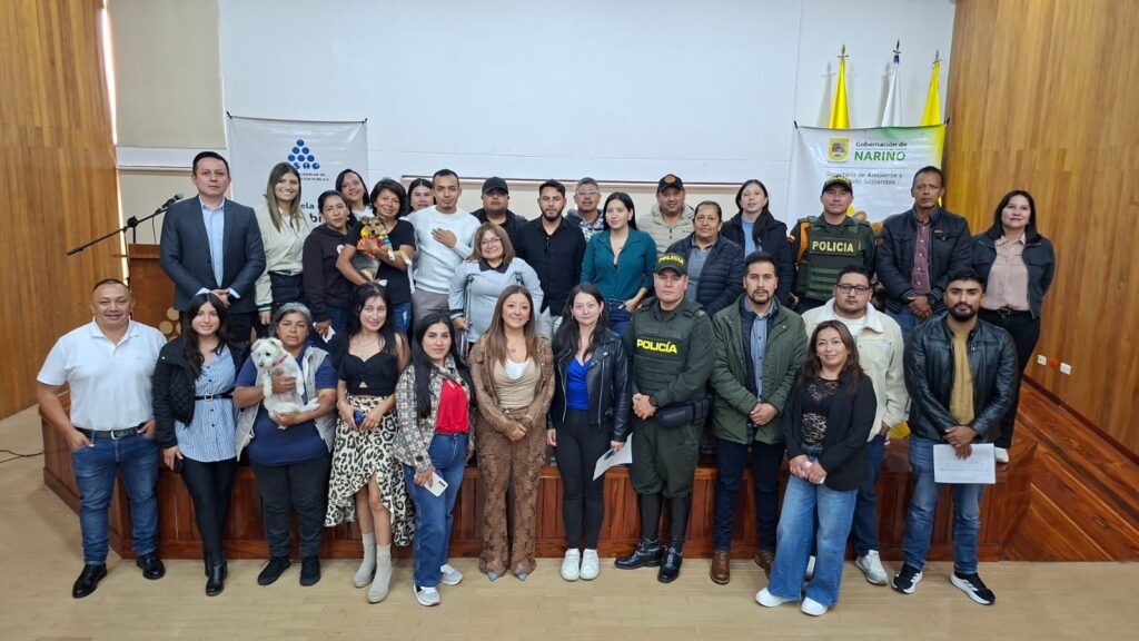 Grupo de funcionarios de la Gobernación de Nariño, Policía Nacional y ciudadanos con animales de compañía tras la mesa técnica de bienestar animal.