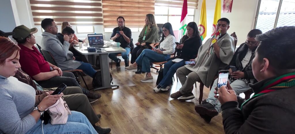 a Secretaria de Agricultura de Nariño, Prinith Jurado, lidera una reunión con líderes comunitarios y el sector ganadero para garantizar la operación de las plazas de ganado en el departamento.