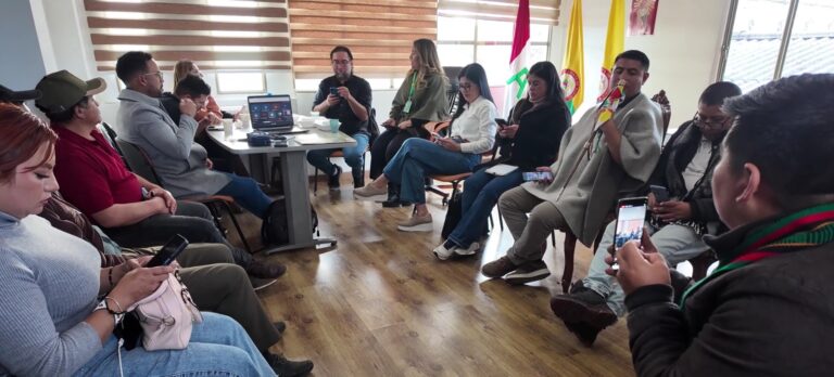 a Secretaria de Agricultura de Nariño, Prinith Jurado, lidera una reunión con líderes comunitarios y el sector ganadero para garantizar la operación de las plazas de ganado en el departamento.