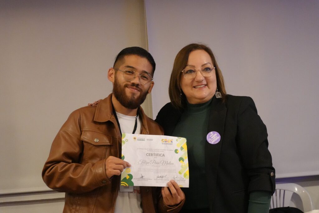 La secretaria de Equidad de Género e Inclusión Social, Liliana Montúfar Andrade, entrega el certificado de posesión a un joven integrante del Consejo Departamental de Juventud 2026.