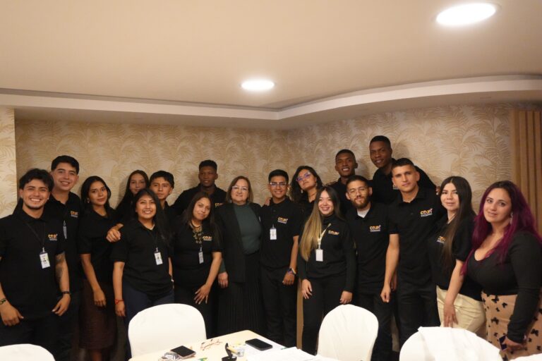 Fotografía grupal de los 18 nuevos integrantes del Consejo Departamental de Juventud de Nariño 2026 junto a la Secretaria de Equidad de Género e Inclusión Social, Liliana Montúfar Andrade.