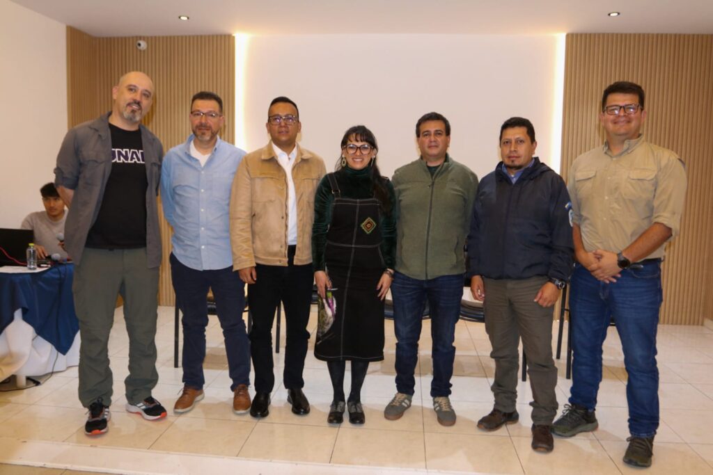 La directora administrativa de Turismo de Nariño, Claudia Patricia Erazo Casabón, junto al secretario de Ambiente (e), Edwin Escobar, expertos en avifauna y representantes académicos durante el conversatorio "Aviturismo en Nariño: retos, experiencias y proyecciones".