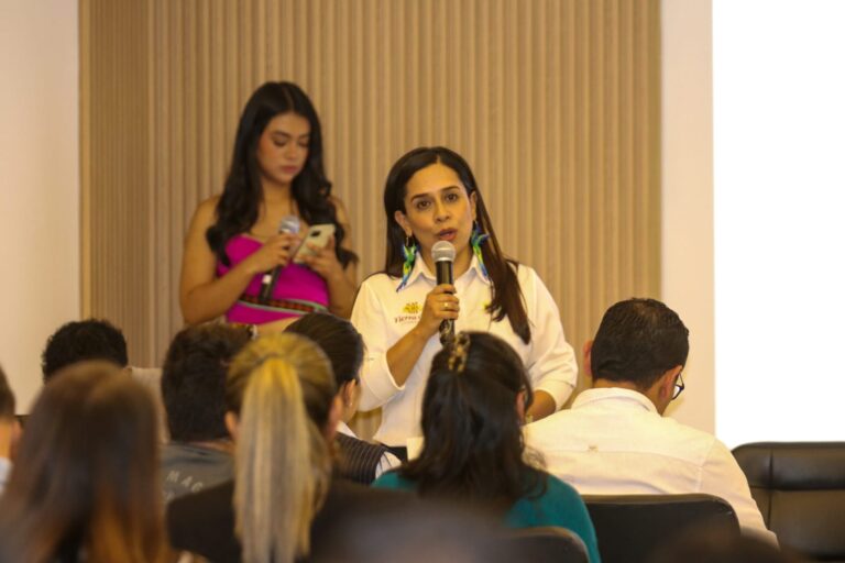 La Directora Administrativa de Turismo de Nariño, Claudia Patricia Erazo Casabón, interviene con un micrófono durante el conversatorio sobre aviturismo y el Global Big Day 2026.