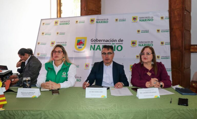 Mesa principal de la Rendición de Cuentas para Infancias 2025, con el Gobernador (e) Fredy Gámez, la secretaria Liliana Montúfar y una representante del ICBF.