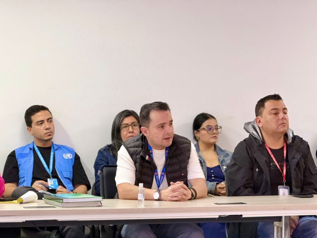 Miembros del Puesto de Mando Unificado (PMU) en Nariño revisando alertas y denuncias sobre el proceso electoral.