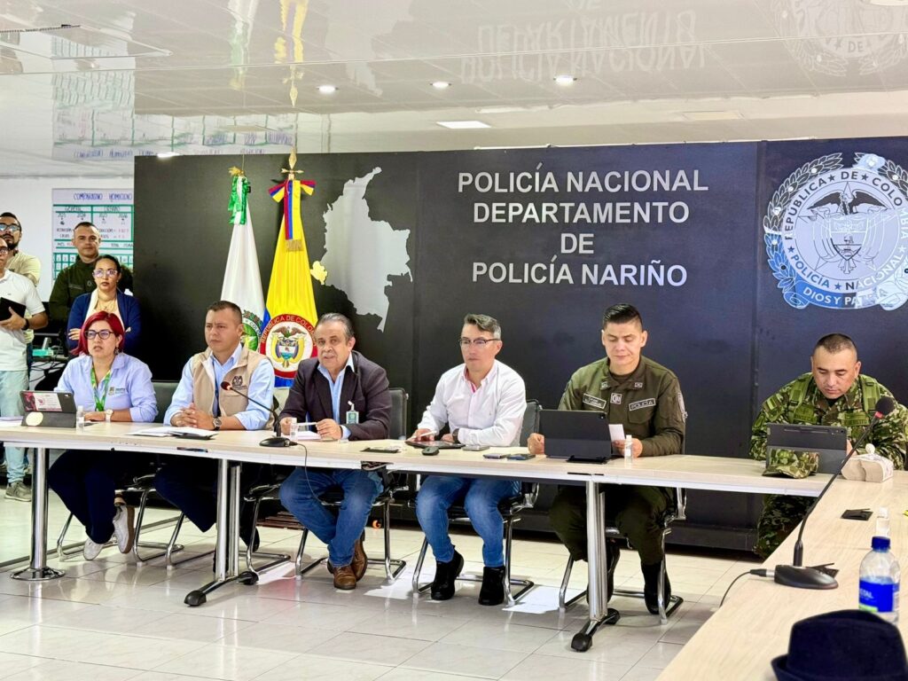 Mesa principal del Puesto de Mando Unificado en las instalaciones de la Policía de Nariño, con delegados de la Presidencia, Ejército y Policía.
