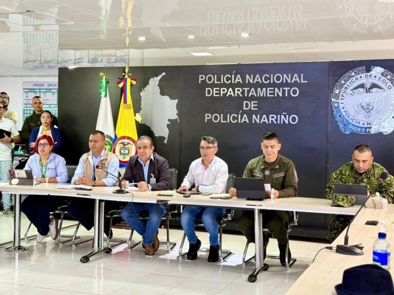 Mesa principal del Puesto de Mando Unificado en las instalaciones de la Policía de Nariño, con delegados de la Presidencia, Ejército y Policía.