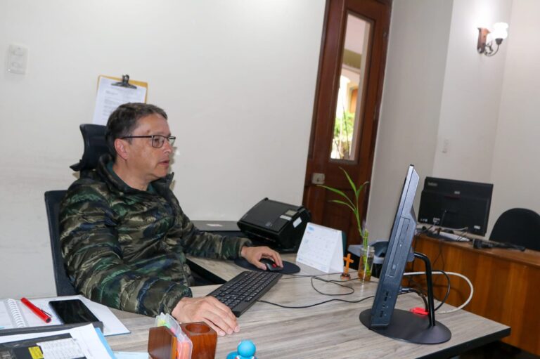 Un funcionario de la Gobernación de Nariño trabaja en su escritorio, ilustrando la labor administrativa detrás de la estrategia de la Oficina de Cobro Coactivo para regularizar obligaciones de los ciudadanos.