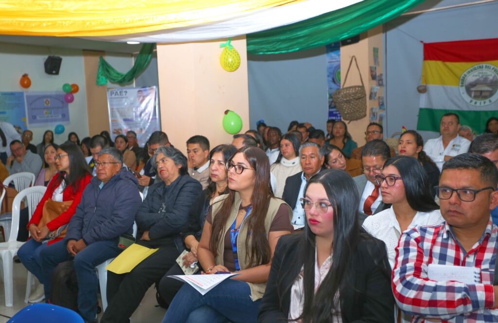 Asistentes a la primera Mesa Pública del Programa de Alimentación Escolar (PAE) 2026 de Nariño. Se observa a un grupo diverso de personas, entre veedores, coordinadores y padres de familia, sentados en un auditorio decorado con globos y banderas mientras atienden a la socialización del programa.  