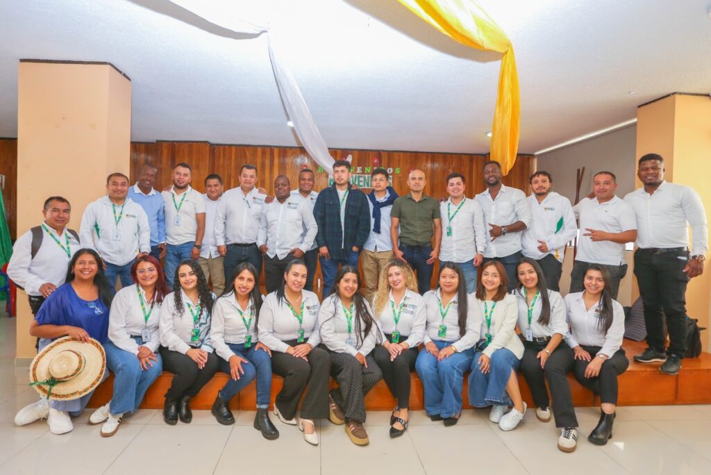 Foto grupal del equipo de la Secretaría de Educación de Nariño y colaboradores del Programa de Alimentación Escolar (PAE) 2026 en un auditorio. Hombres y mujeres posan sonrientes organizados en dos filas; el personal viste camisas blancas institucionales con escarapelas de identificación y jeans.