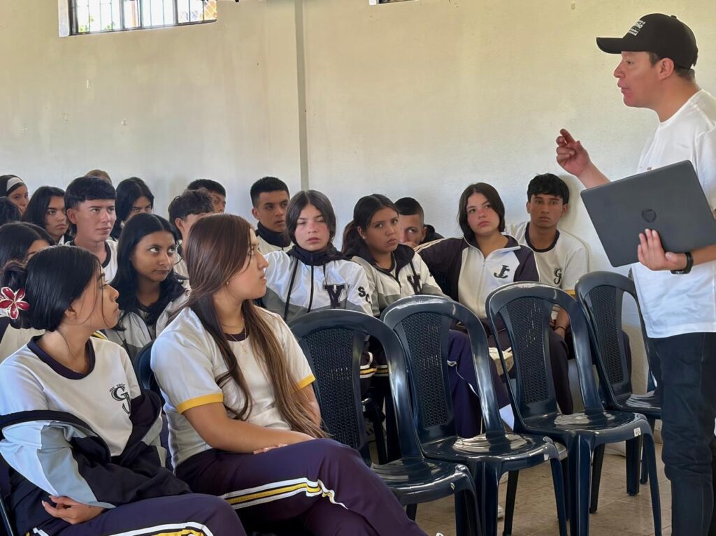 El coordinador de Seguridad Vial de la Subsecretaría de Tránsito y Transporte Departamental, Antonio Martínez Guerra, realiza una charla técnica de sensibilización ante un grupo de estudiantes de bachillerato en Sandoná.  