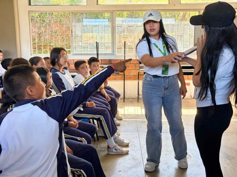 Una estudiante de Sandoná participa activamente señalando un elemento en un computador portátil durante una dinámica pedagógica de seguridad vial liderada por la Subsecretaría de Tránsito de Nariño.