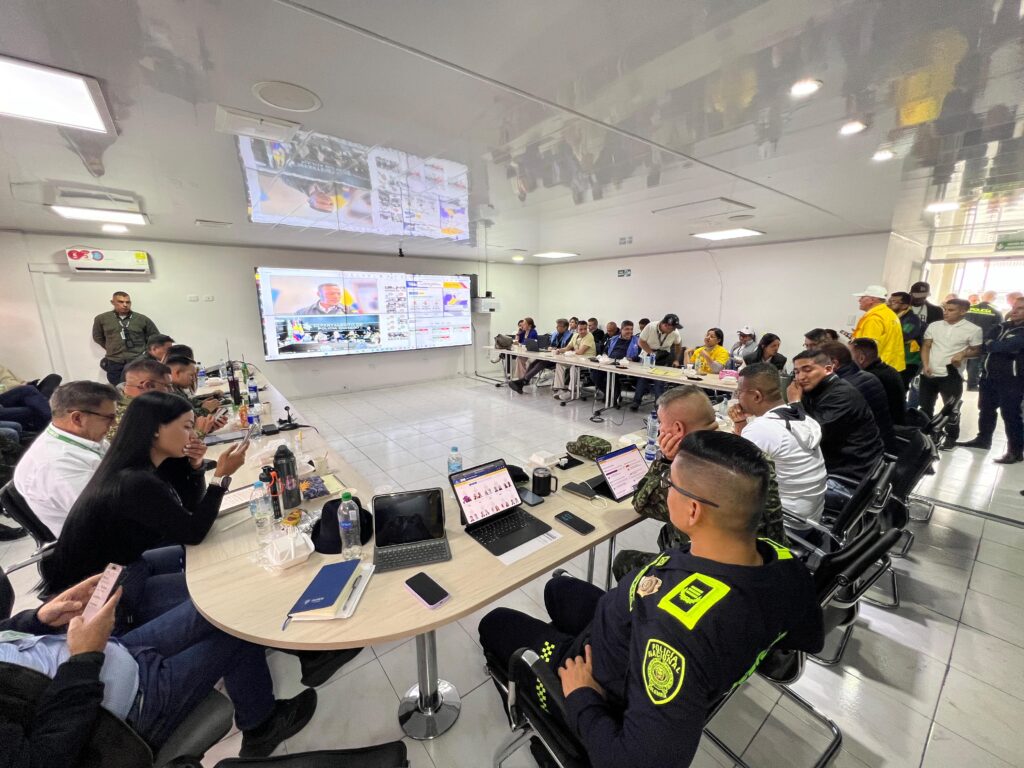 Delegados de la Gobernación de Nariño, Fuerza Pública y organismos de control monitorean el desarrollo de la primera vuelta presidencial desde la sala del Puesto de Mando Unificado (PMU).