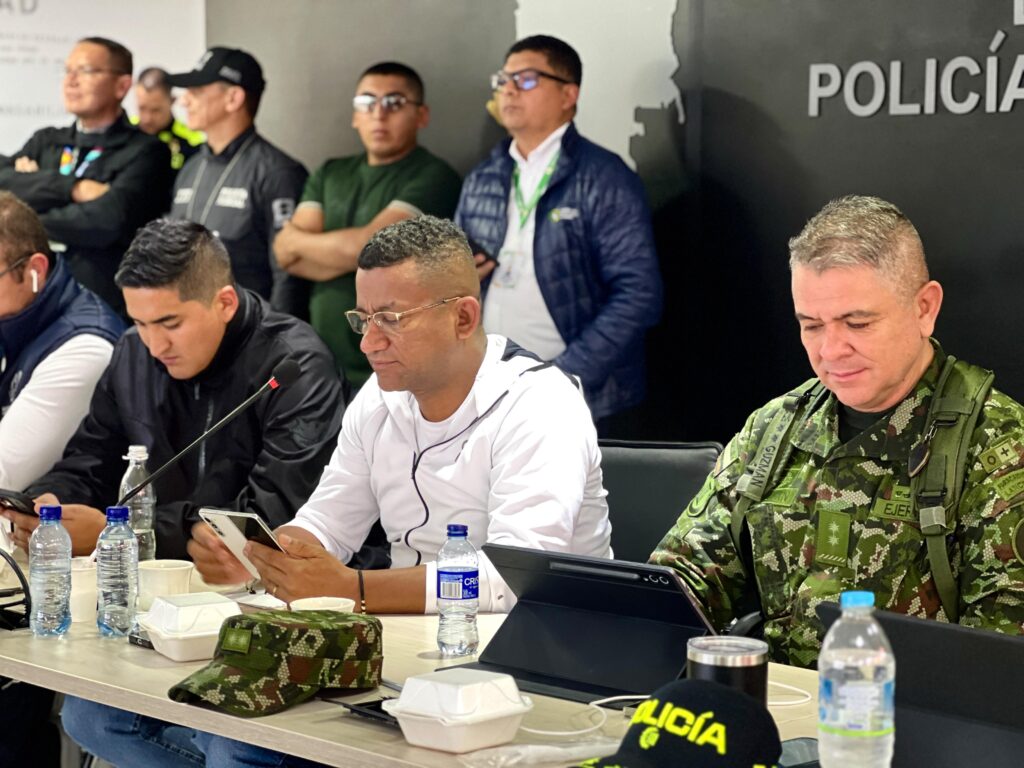 El Gobernador de Nariño, Luis Alfonso Escobar Jaramillo, junto al Brigadier General Juan José Guzmán y el Secretario de Paz, Alex González, analizan los reportes de orden público al cierre de las votaciones
