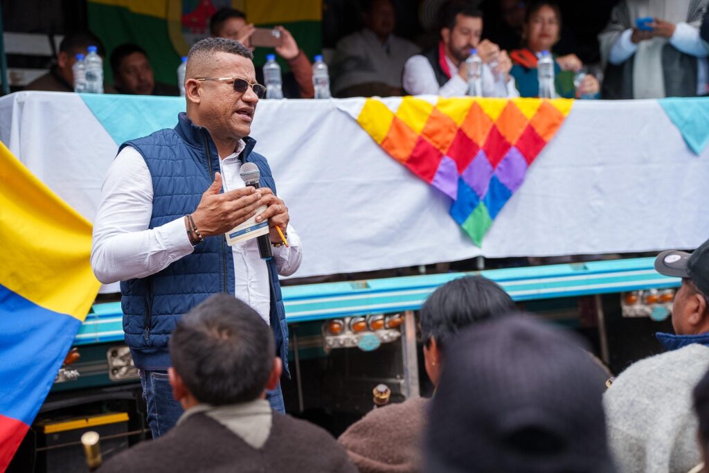 El Gobernador de Nariño, Luis Alfonso Escobar Jaramillo, interviene con micrófono en mano ante la comunidad en el municipio de Cumbal.