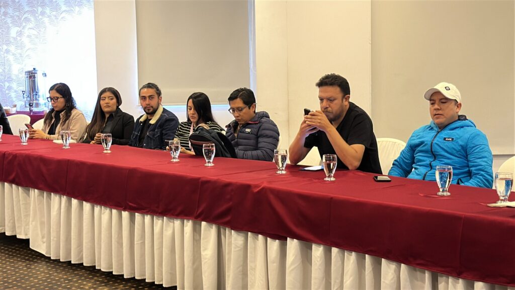 Servidores públicos y delegados de organizaciones aliadas asisten a la mesa de articulación para la prevención del reclutamiento infantil.  