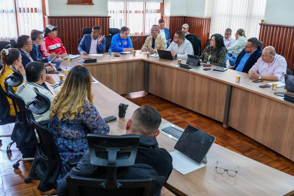 Reunión del comité técnico intersectorial de la Gobernación de Nariño en una mesa de trabajo en forma de U, analizando las acciones para San Mateo y el Fenómeno de El Niño.