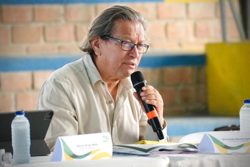 Armando Novoa García, jefe negociador del Gobierno Nacional, interviene con un micrófono durante el ciclo de diálogos de paz en Tumaco.
