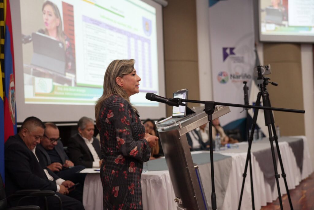 Ana Belén Arteaga Torres, directora del Instituto Departamental de Salud de Nariño, interviene en el atril durante la audiencia pública en la Asamblea Departamental.