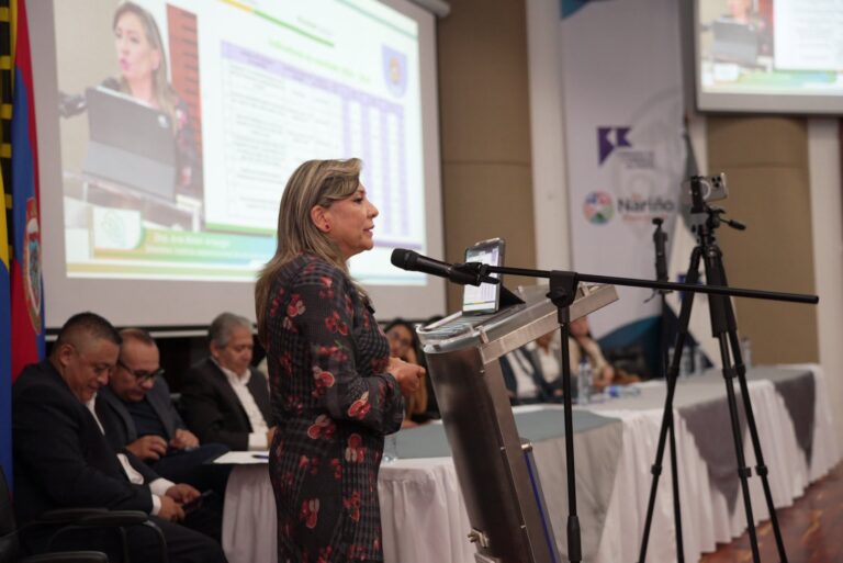 Ana Belén Arteaga Torres, directora del Instituto Departamental de Salud de Nariño, interviene en el atril durante la audiencia pública en la Asamblea Departamental.