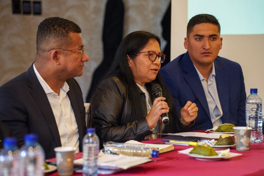 La magistrada de la JEP, Belkis Izquierdo Torres, interviene en la mesa principal junto al Gobernador de Nariño, Luis Alfonso Escobar Jaramillo, y el secretario de Paz, Alex González Osejo, durante la entrega de la Casa de la Memoria.  