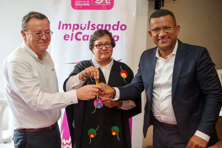 El Gobernador de Nariño, Luis Alfonso Escobar Jaramillo, el presidente de la JEP, Alejandro Ramelli, y la presidenta de la SAE, Amelia Pérez, sostienen de forma conjunta las llaves del inmueble entregado para las víctimas.