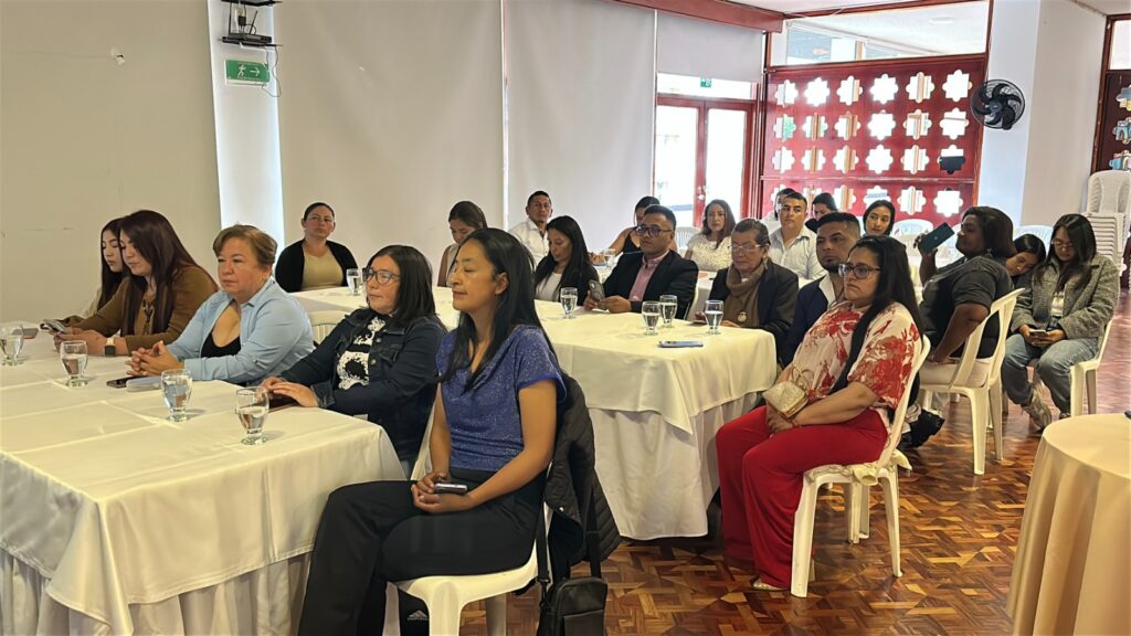 Integrantes de las mesas municipales de víctimas sentados en mesas de trabajo durante el diplomado de liderazgo estratégico impulsado por la Gobernación de Nariño y CODHES.