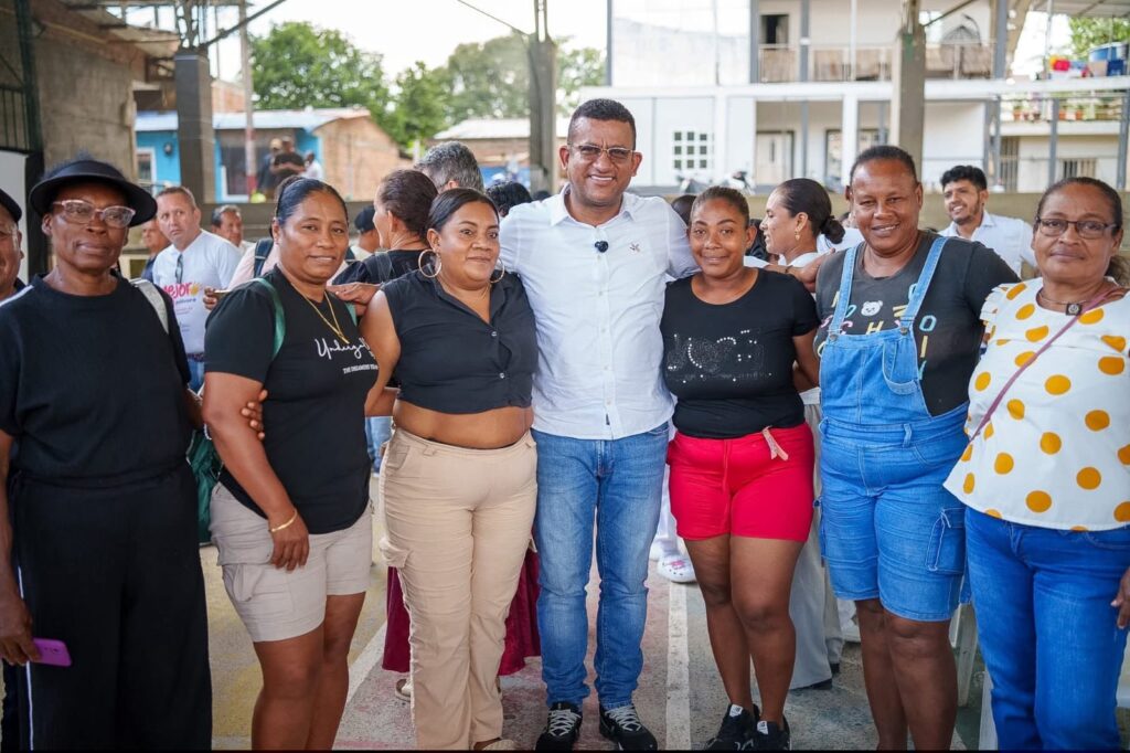 El Gobernador de Nariño, Luis Alfonso Escobar Jaramillo, sonríe junto a un grupo de mujeres de la comunidad durante su visita al corregimiento de Llorente, Tumaco.