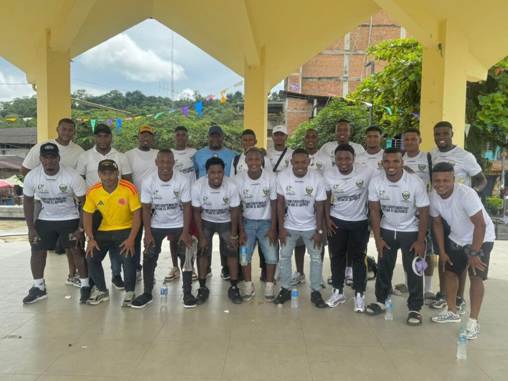 Una de las delegaciones de fútbol de la Costa Pacífica posa con camisetas oficiales blancas bajo una estructura techada durante la fase departamental de los Juegos del Litoral Pacífico 2026.