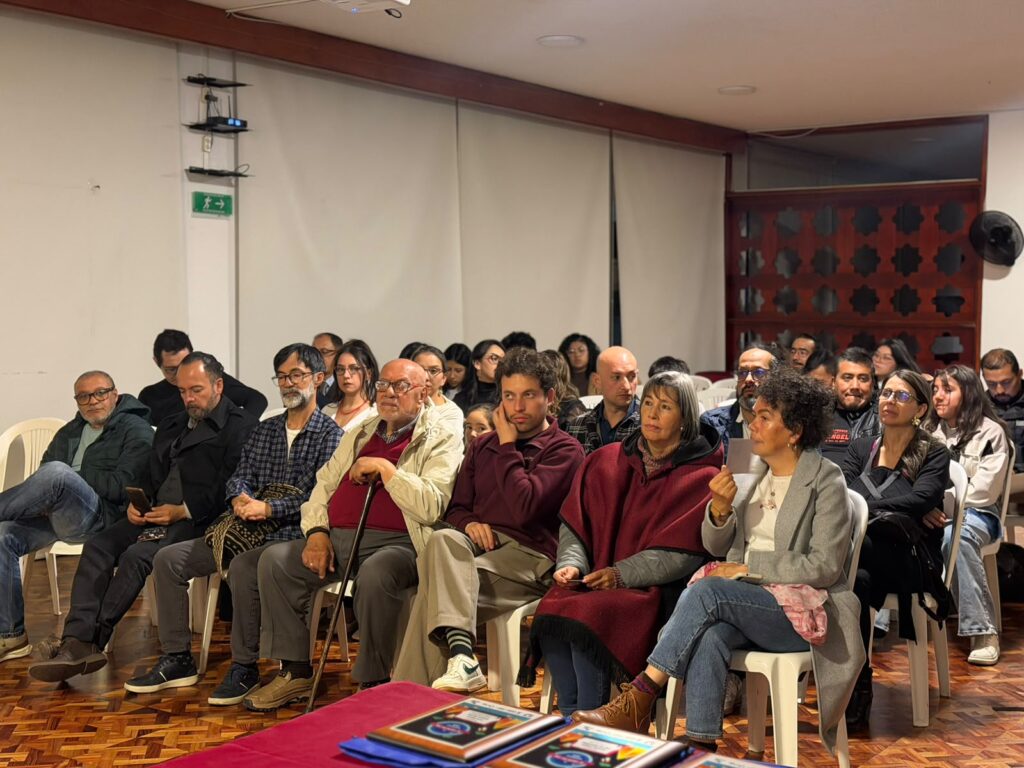 Asistentes, realizadores y gestores culturales sentados en filas atendiendo la agenda de la Sexta Noche del Cine Nariñense en Pasto.