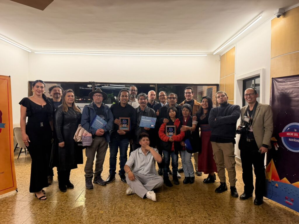 Foto grupal de los realizadores galardonados, consejeros de cine y Álvaro Reyes, Director Administrativo de Cultura, portando sus placas y certificados en la Sexta Noche del Cine Nariñense.