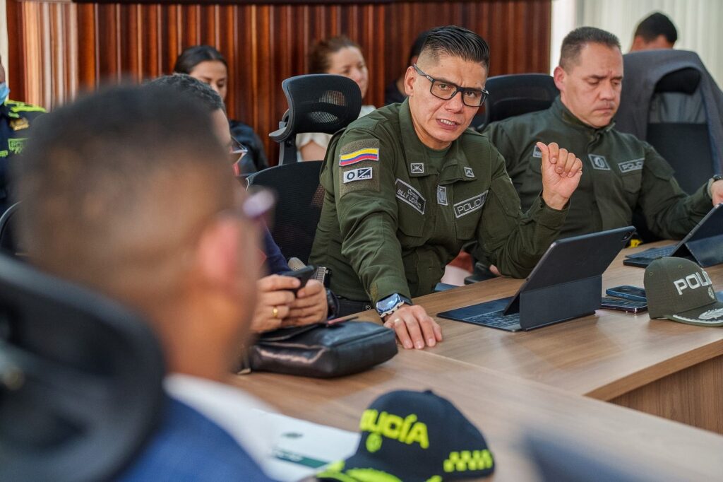 El Coronel Billy Ferney Lizarazo Ariza, Comandante del Departamento de Policía de Nariño, expone las medidas de seguridad electoral durante el Consejo Extraordinario de Seguridad presidido por la Gobernación.