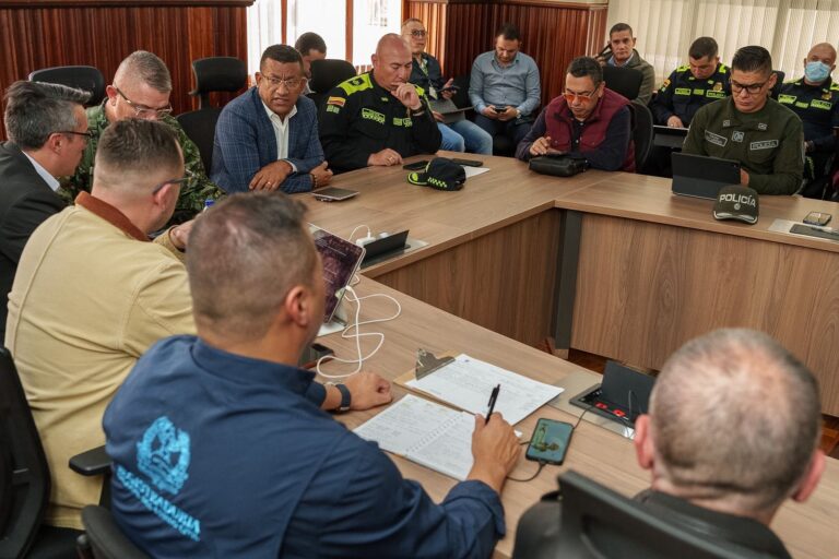 El Gobernador de Nariño, Luis Alfonso Escobar Jaramillo, preside el Consejo Extraordinario de Seguridad junto a los comandantes de la Policía, el Ejército Nacional y delegados institucionales de cara a la jornada electoral.