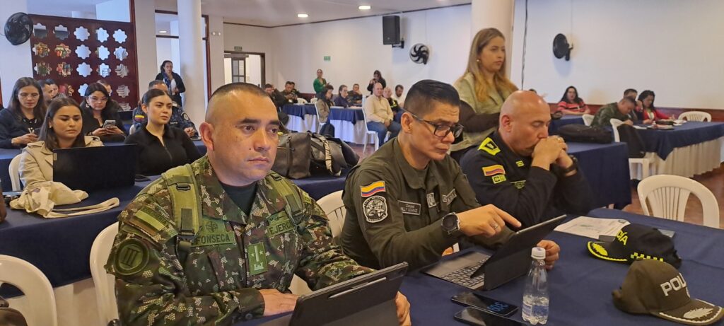 Miembros del Ejército Nacional y de la Policía de Nariño analizan datos en un computador portátil durante la Comisión de Coordinación y Seguimiento Electoral.
