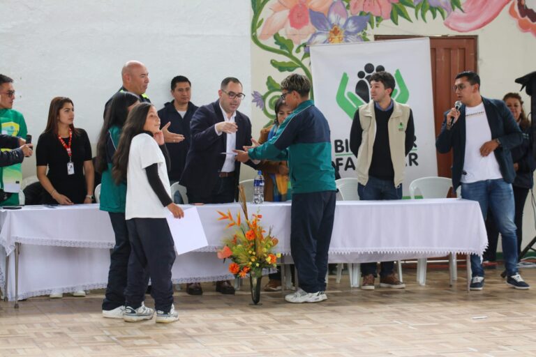Estudiantes del INEM de Pasto reciben herramientas pedagógicas de manos del Subsecretario Andrés Peñaranda y delegados del ICBF en la mesa principal del evento.