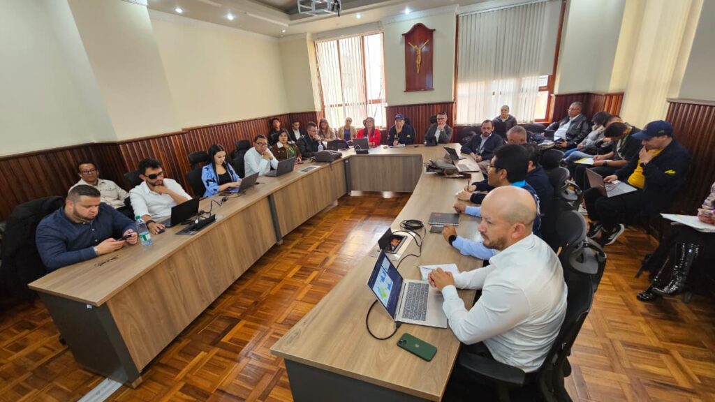 Vista panorámica en plano general de la mesa de coordinación en la Gobernación de Nariño, donde secretarios, delegados y organismos estratégicos evalúan el Plan de Contingencia frente al fenómeno de El Niño.