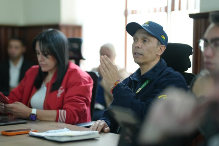 Primer plano de Gabriel Ocaña Aguirre, Director Administrativo de Gestión del Riesgo de Desastres de Nariño, interviniendo con una gorra institucional durante la reunión de preparación ante el fenómeno de El Niño.