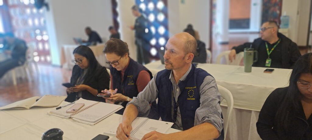 Integrantes de la Misión de Observación Electoral de la Unión Europea tomando notas en cuadernos durante la octava sesión de la Comisión Departamental de Coordinación y Seguimiento a Procesos Electorales en Nariño.