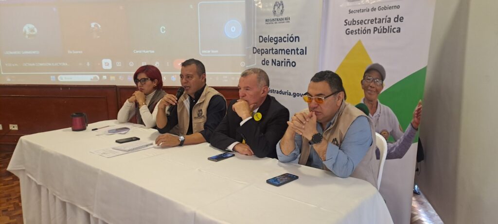 La subsecretaria de Gestión Pública, Erika Guzmán Vallejo, y el delegado de la Registraduría, Olmer Muñoz Rosero, presiden la mesa principal en la octava sesión de la Comisión de Seguimiento Electoral en Nariño.